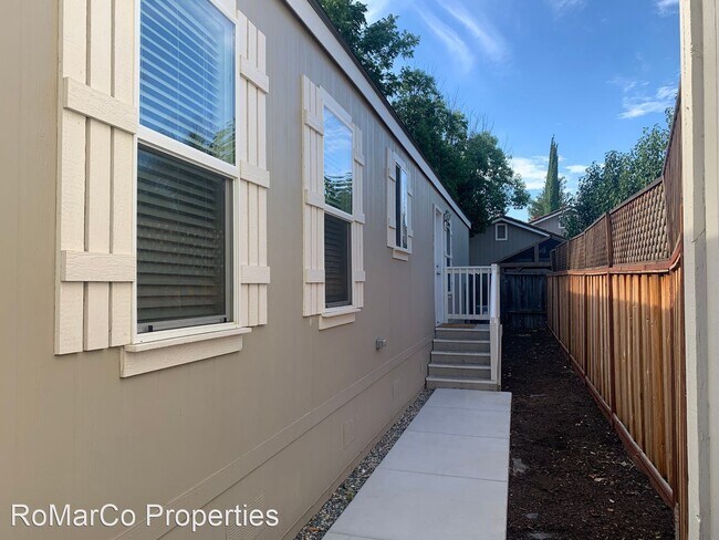 Building Photo - 2 br, 2 bath House - 1380 B-Mandarin Ct.