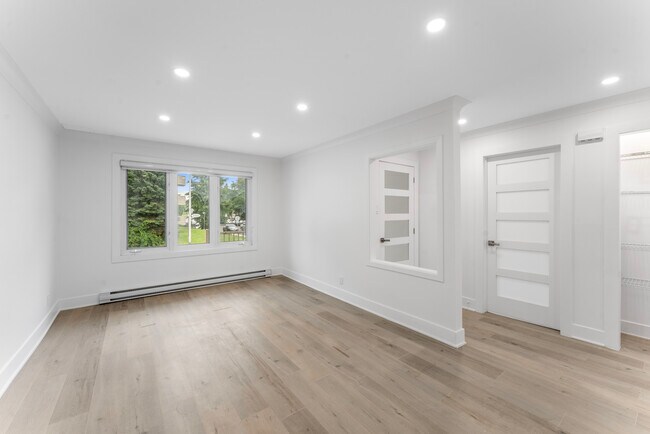 Salon - 2630 Rue Modugno