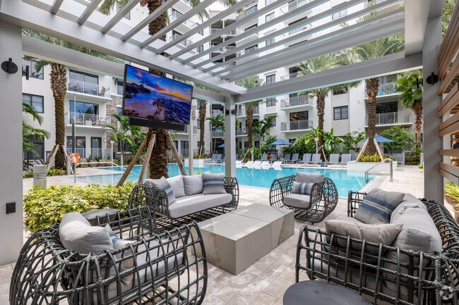 Infinity Pool & Cabana Area - Mayla Pompano