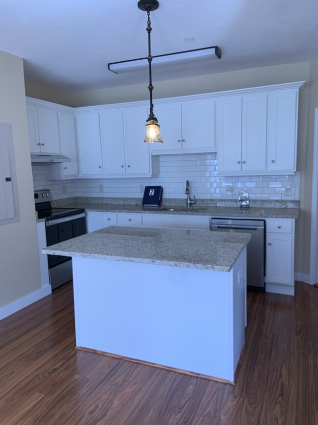 Building Photo - 110 Ashburnham St