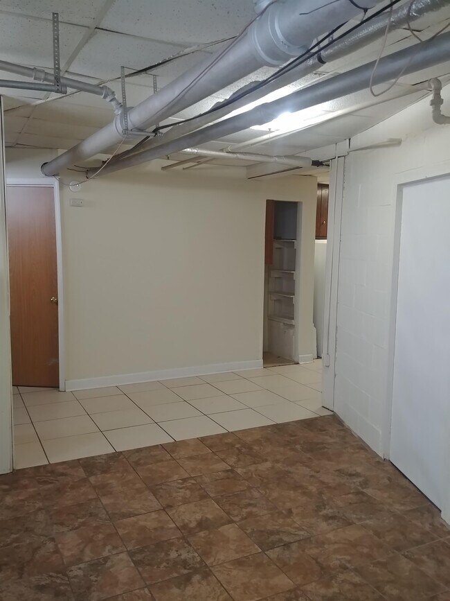 Building Photo - 310 N Elm St