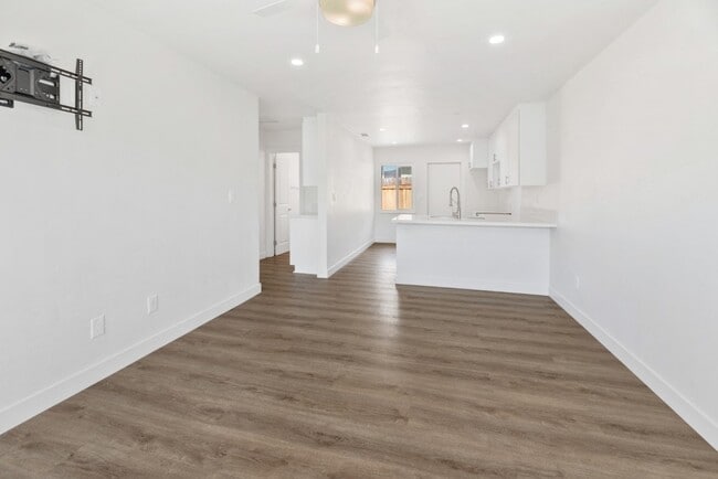 Building Photo - 939 27th St