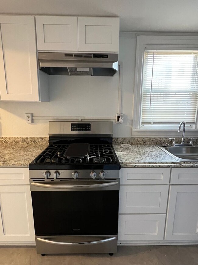 Foto del edificio - 1 Bedroom Home with Private Parking Available Now!