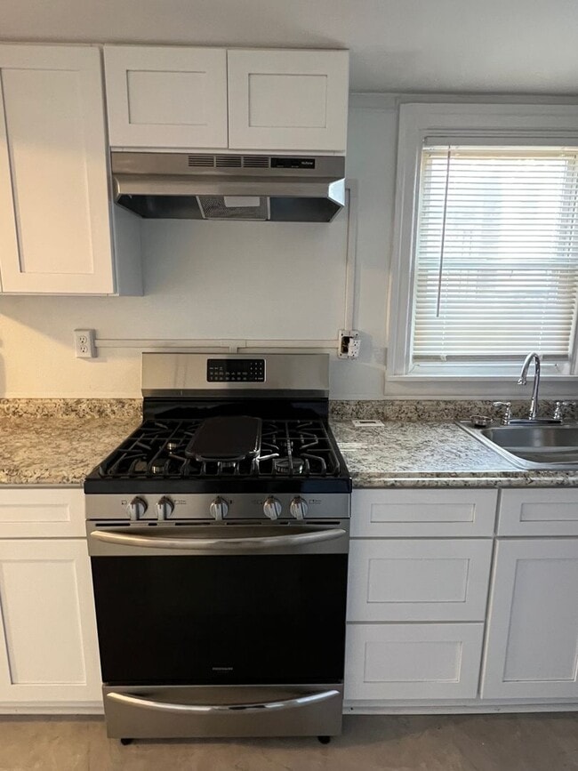 Building Photo - Modern, Cozy 1 Bedroom & 1 Bathroom Home!