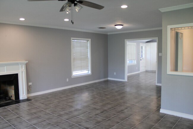 Foto del edificio - 3 Bedrom 2 bath with a 1 car garage