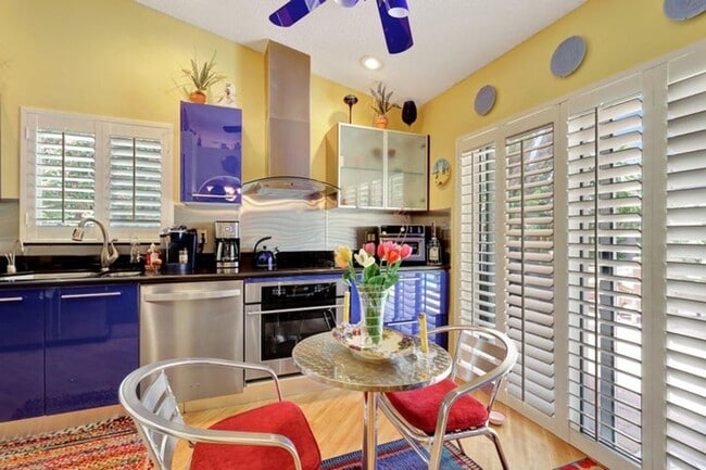 Photo - 455 Mohawk Ln House