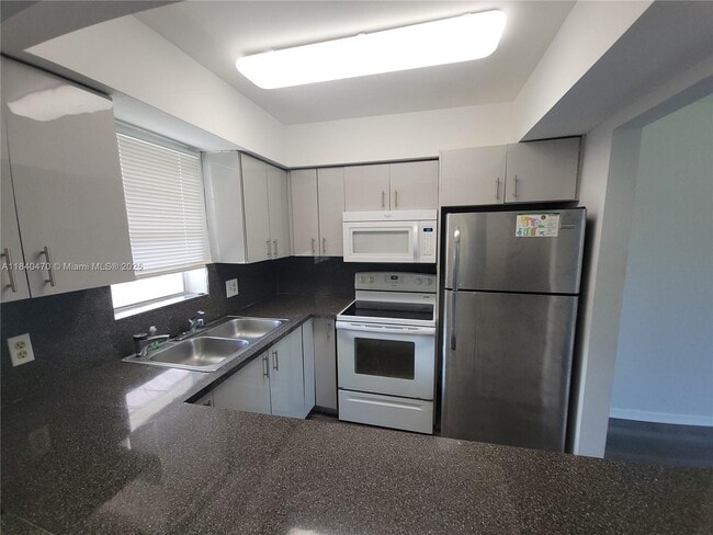 Foto del edificio - 5090 SW 64th Ave