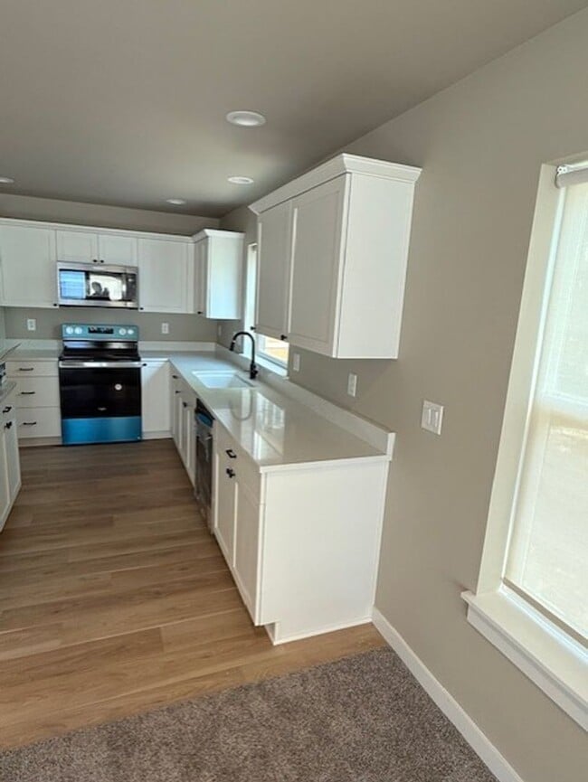 Building Photo - New home ready for you!  Spacious, bright, all appl. detached garage!