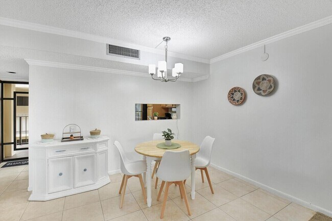 Foto del edificio - 5220 Las Verdes Cir