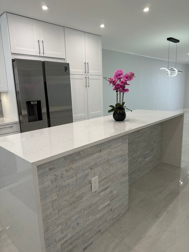 Building Photo - 308 Golfview Rd