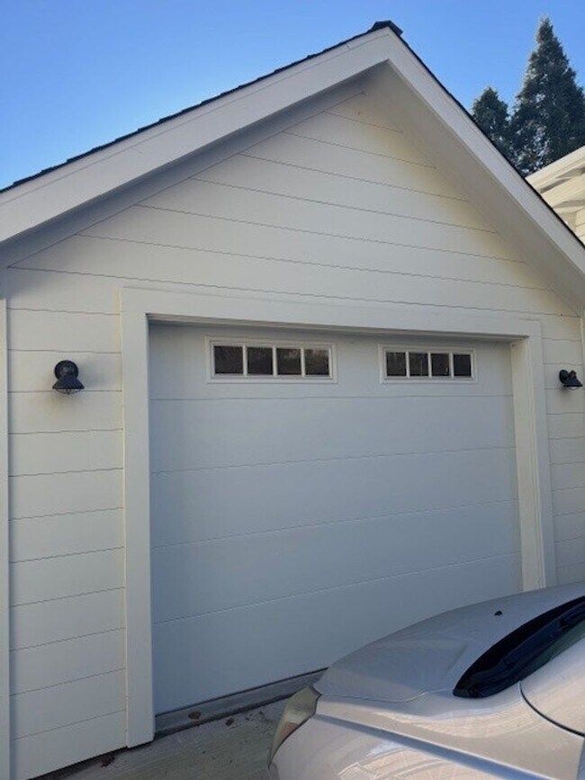 Foto del edificio - 2 bedroom Victorian era upstairs Flat walk to downtown Nevada City