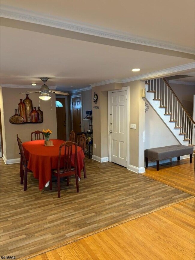 Building Photo - 521 Pleasant Valley Way