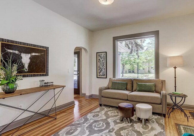 Foto del edificio - 2943 N York St