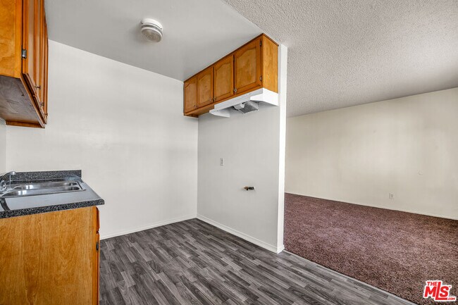 Foto del edificio - 1095 W 39th St