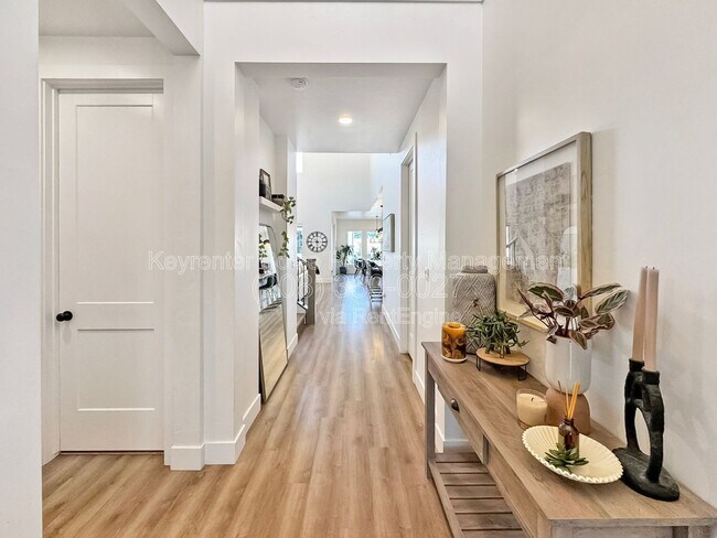 Foto del edificio - 8168 W Brooks Dr