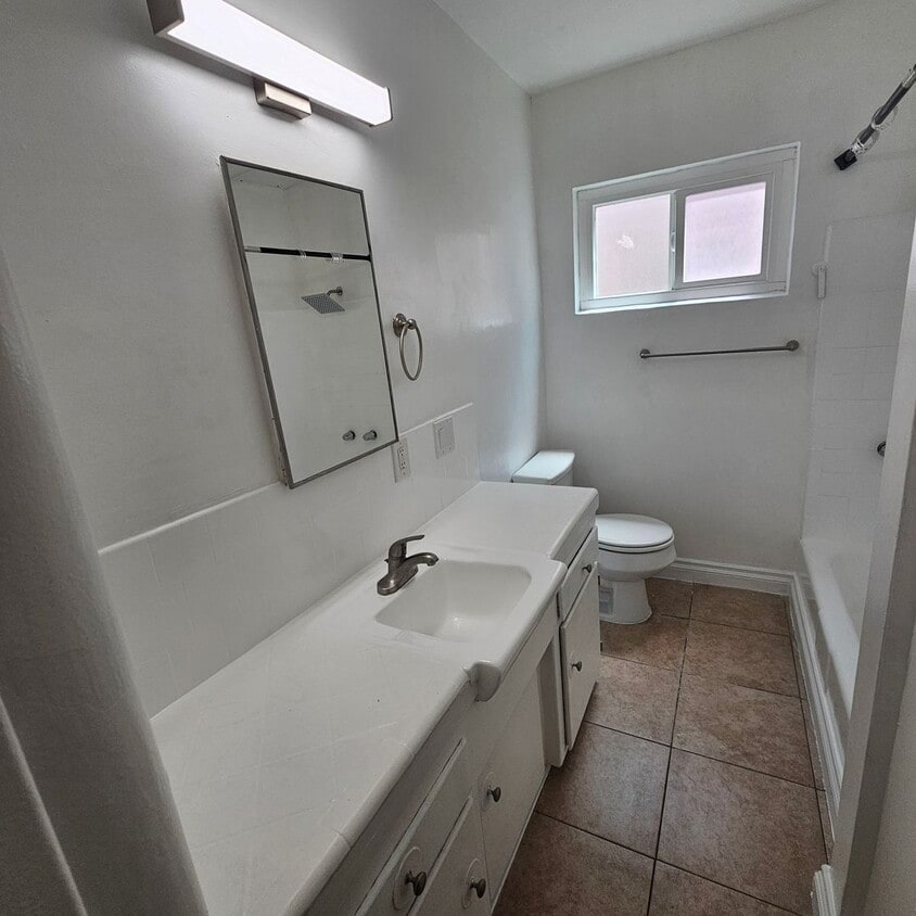 Building Photo - Beautiful Spacious 1 Bed/1 Bath Apartment ...