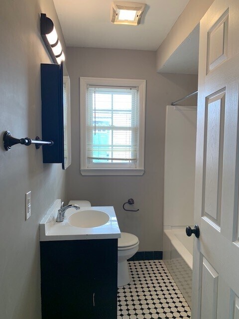 Foto del edificio - 827 W 44th St