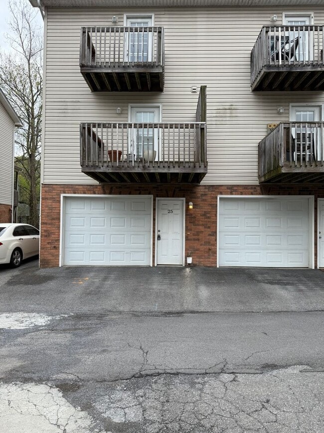 Building Photo - 2305 S Greenwood Dr