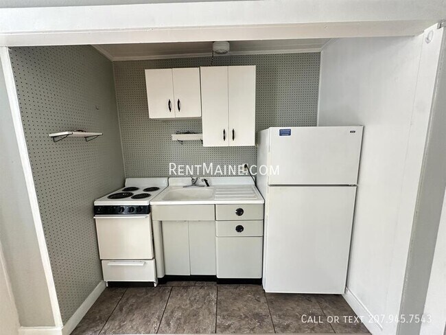 Building Photo - 1084 School St