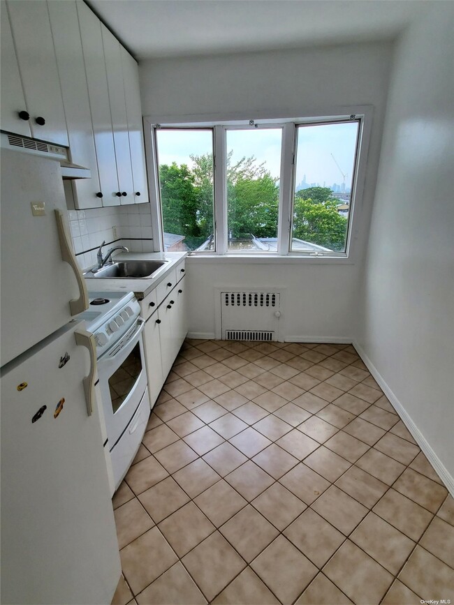 Foto del edificio - 58-44 61st St