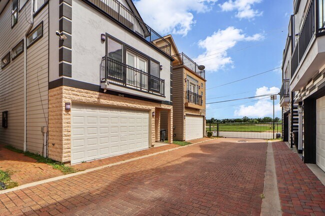 Foto del edificio - 3045 Clinton Dr