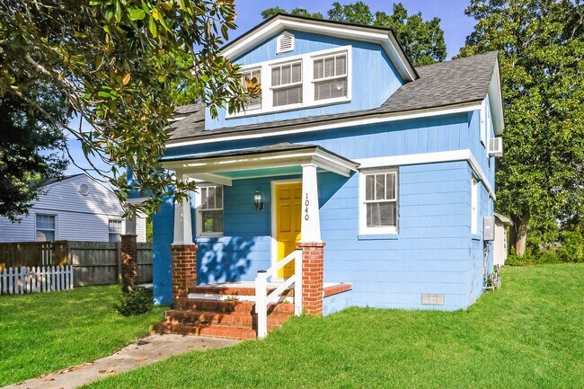 Foto del edificio - 4 bedroom / 1.5 bath in West Ashley ~ Move-in Today!