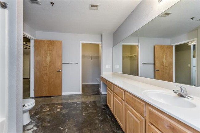 Foto del edificio - 321 W 7th St