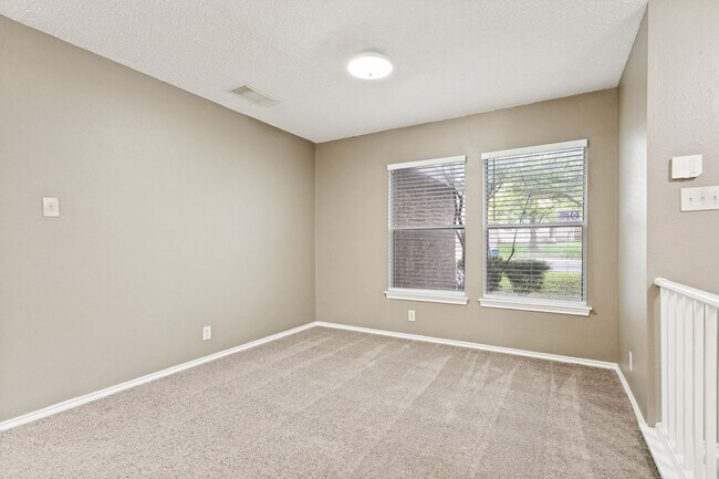 Foto del edificio - 3-BEDROOM HOME IN GUILBEAU PARK