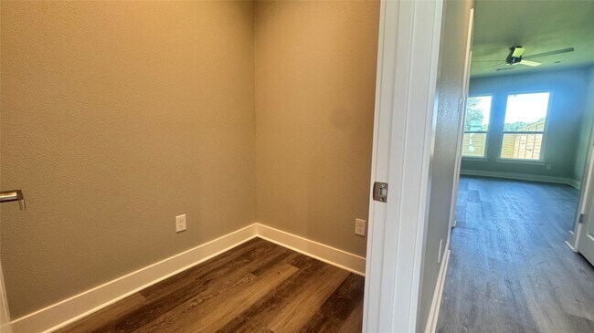 Building Photo - 700 Ebenezer Ln