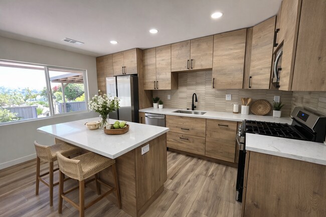 Foto del edificio - Brand New Remodel (2026)!! 5 Bedroom 2 Bathroom Home Near Campus