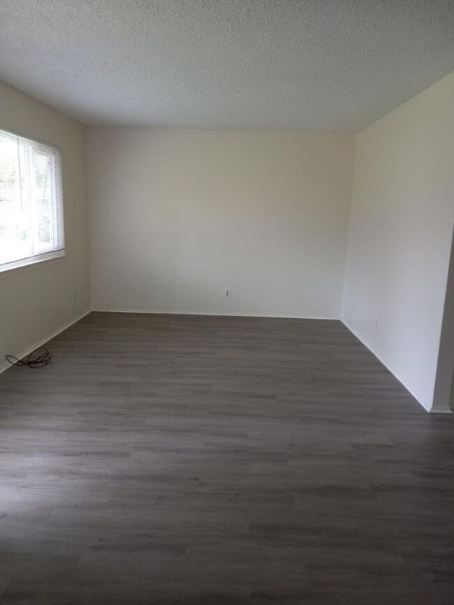 Building Photo - $500 OFF SPECIAL! Beautiful, PET-FRIENDLY upgraded duplex home with massive, private fenced backy...