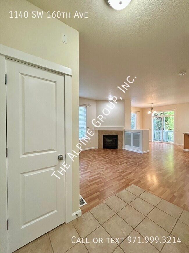 Building Photo - End-Unit Townhome with 2 Decks!