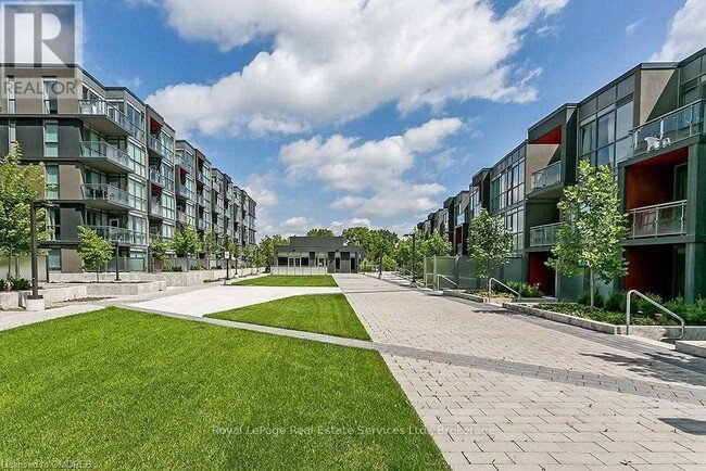 Photo du bâtiment - 5230-5230 Dundas St
