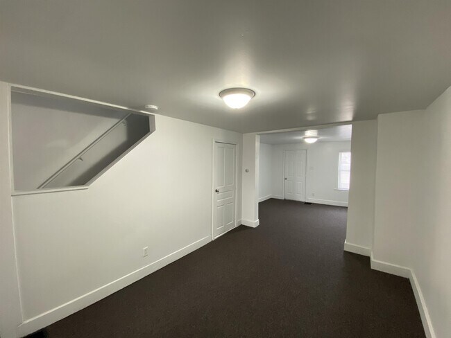 Foto del edificio - 466 W College Ave