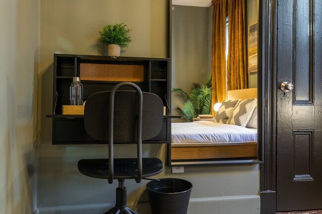 Foto del edificio - Queen room in 4-bed/1.0-bath Home