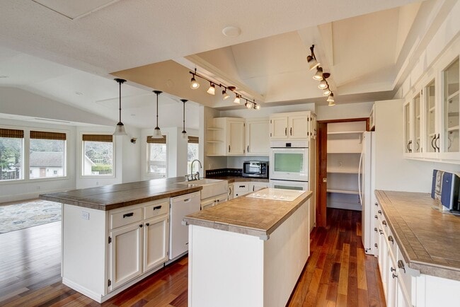 Building Photo - Charming Upper-Level Home with Water View – Walk to Downtown Coupeville