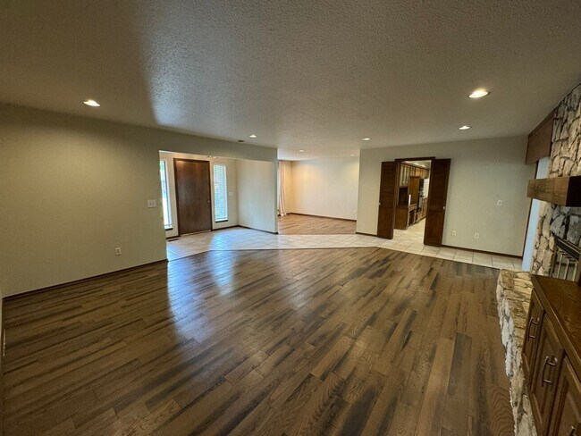 Building Photo - Sweet Home in Cheyenne Ridge!