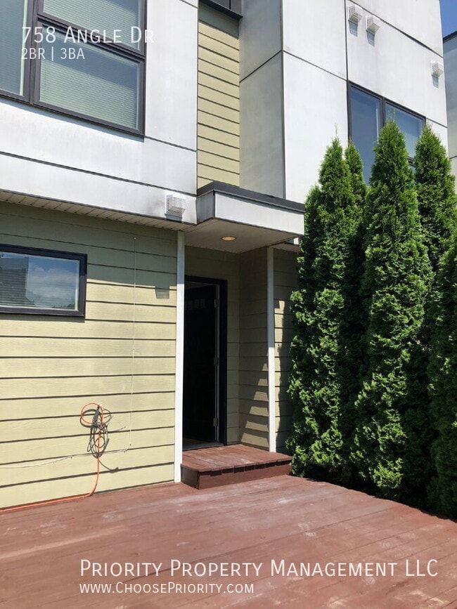 Building Photo - 758 Angle Dr