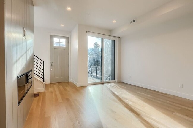 Building Photo - 5469 S Curtice St