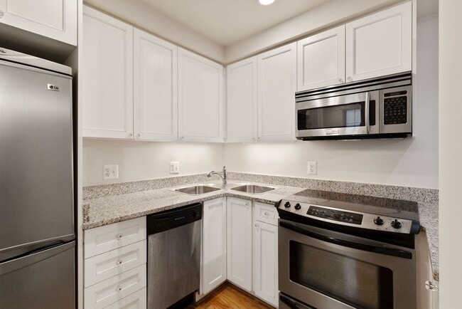 Building Photo - Renovated Studio by Thomas Circle