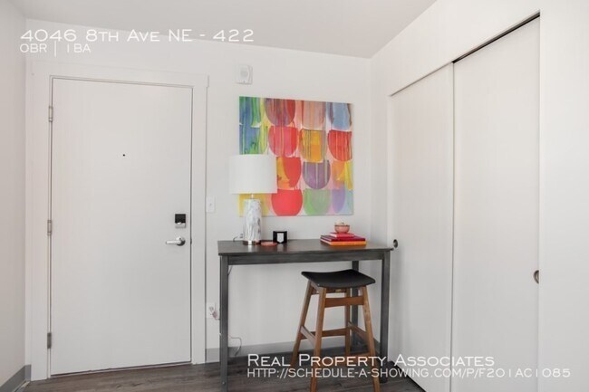 Building Photo - Top floor, corner unit, 10 min walk to UW