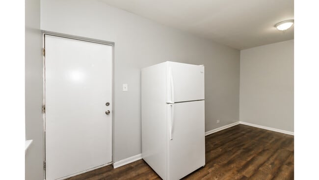 Building Photo - 2404 N Kilbourn Ave