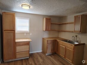 Building Photo - 602 S Woody Dr