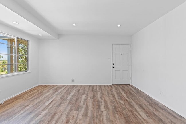 Building Photo - 4074 Hillcrest Dr