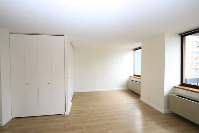 Alcove - 2 sets of closets - 250 E 40th St