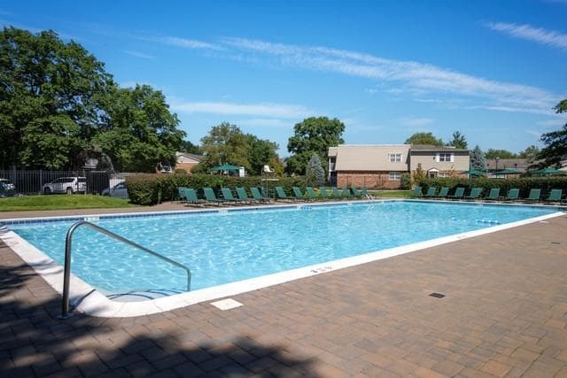 Foto principal - 50 Westwood Dr