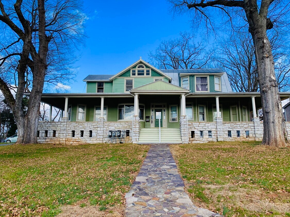 538 E Market St Unit 4, Harrisonburg, VA 22801 Apartments in