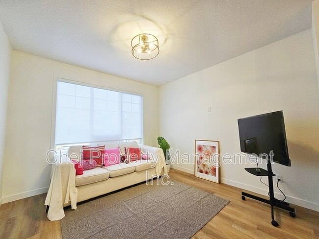 Photo du bâtiment - 6341-6341 King Wynd SW