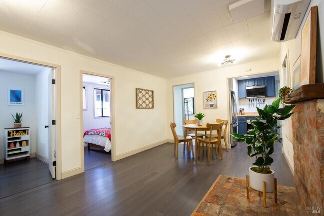 Foto del edificio - 654 Square Foot remodeled 2 bedroom, 1 bat...