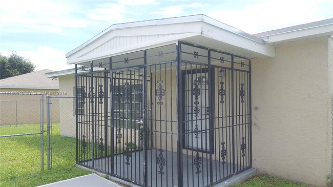Foto del edificio - 3310 NW 214th St